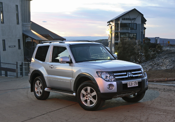 Images of Mitsubishi Pajero 3-door AU-spec 2006–11