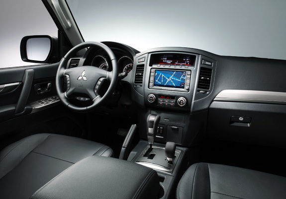 Images of Mitsubishi Pajero 5-door 2011