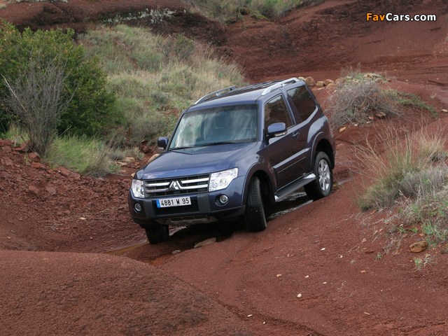 Photos of Mitsubishi Pajero 3-door 2006 (640 x 480)