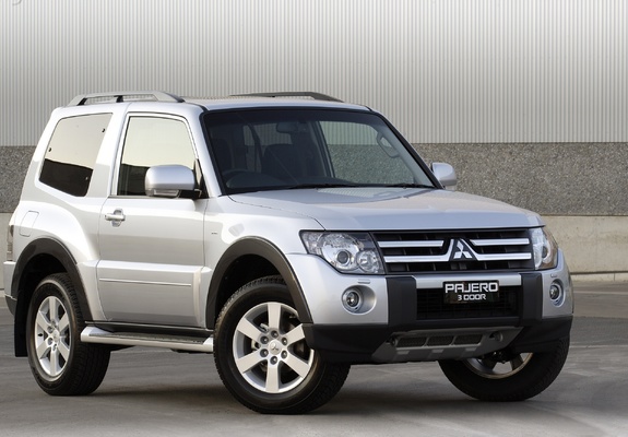 Photos of Mitsubishi Pajero 3-door AU-spec 2006–11