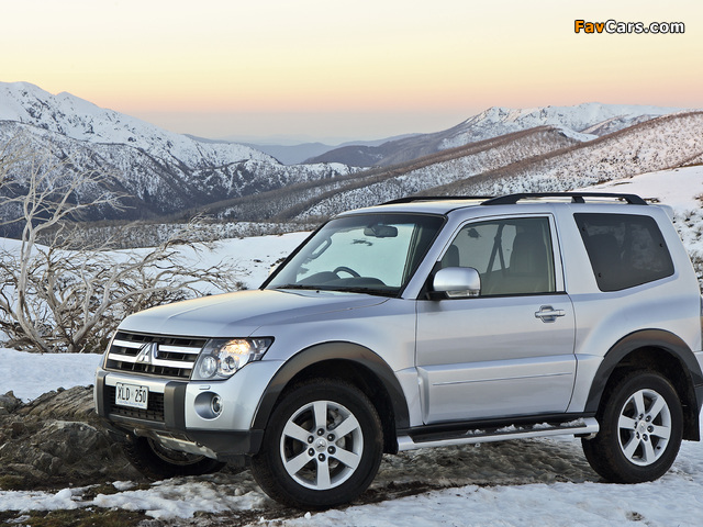 Mitsubishi Pajero 3-door AU-spec 2006–11 wallpapers (640 x 480)