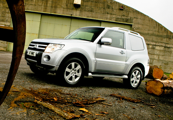 Images of Mitsubishi Shogun 3-door Van 2006