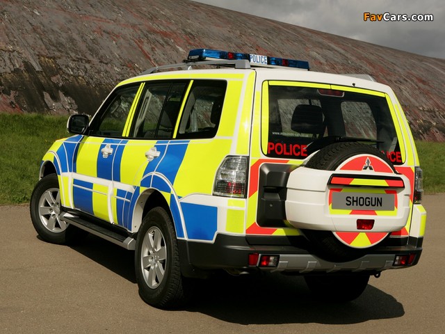 Images of Mitsubishi Shogun 5-door Police 2006 (640 x 480)