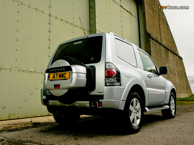 Mitsubishi Shogun 3-door Van 2006 wallpapers (640 x 480)