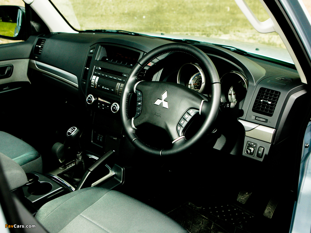 Photos of Mitsubishi Shogun 3-door Van 2006 (1024 x 768)