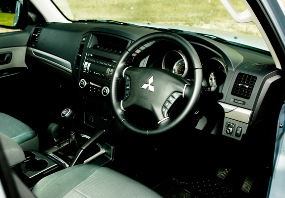 Photos of Mitsubishi Shogun 3-door Van 2006