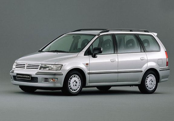 Photos of Mitsubishi Space Wagon 1997–2003