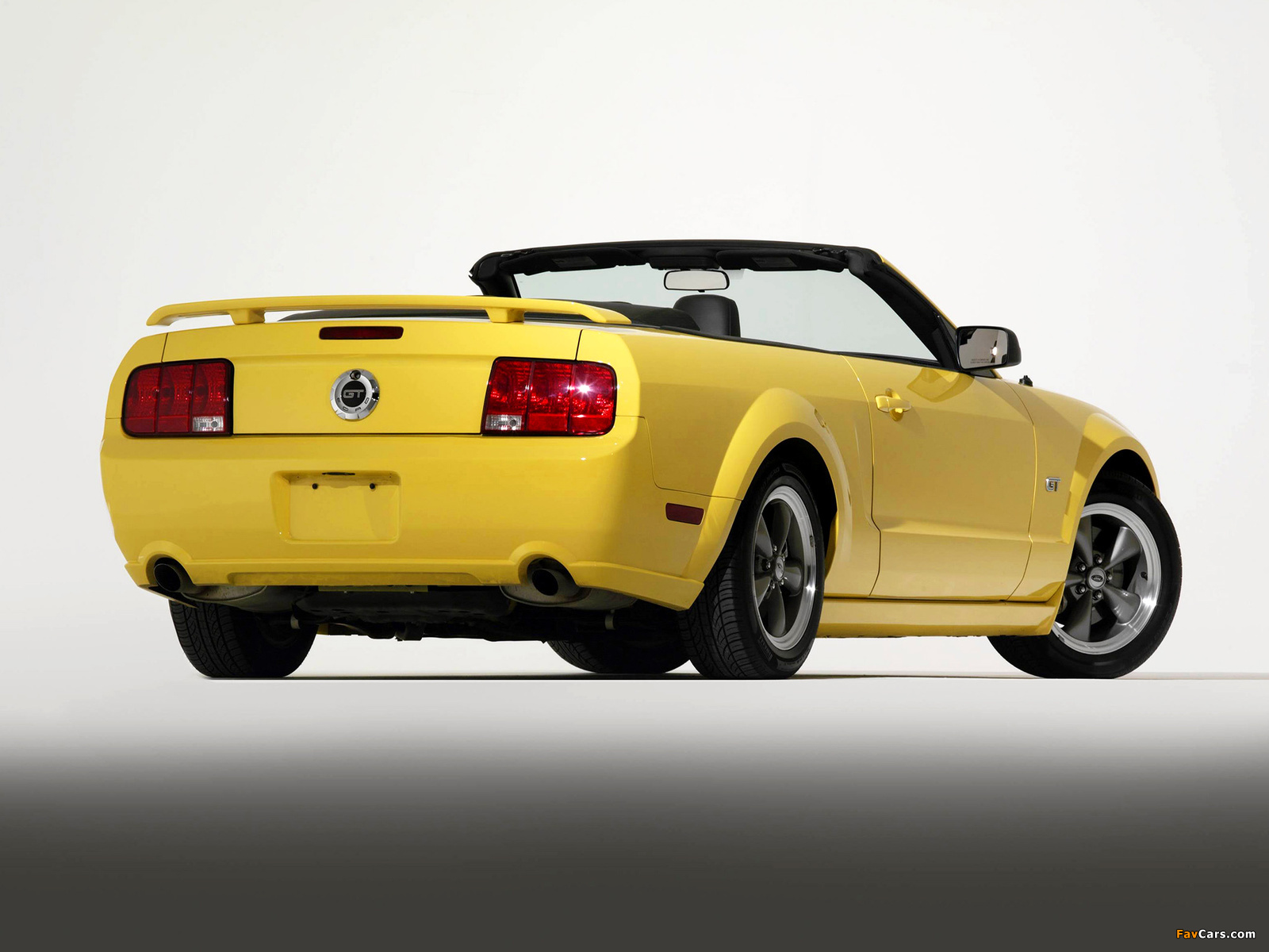 Mustang GT Convertible 2005–08 pictures (1600 x 1200)