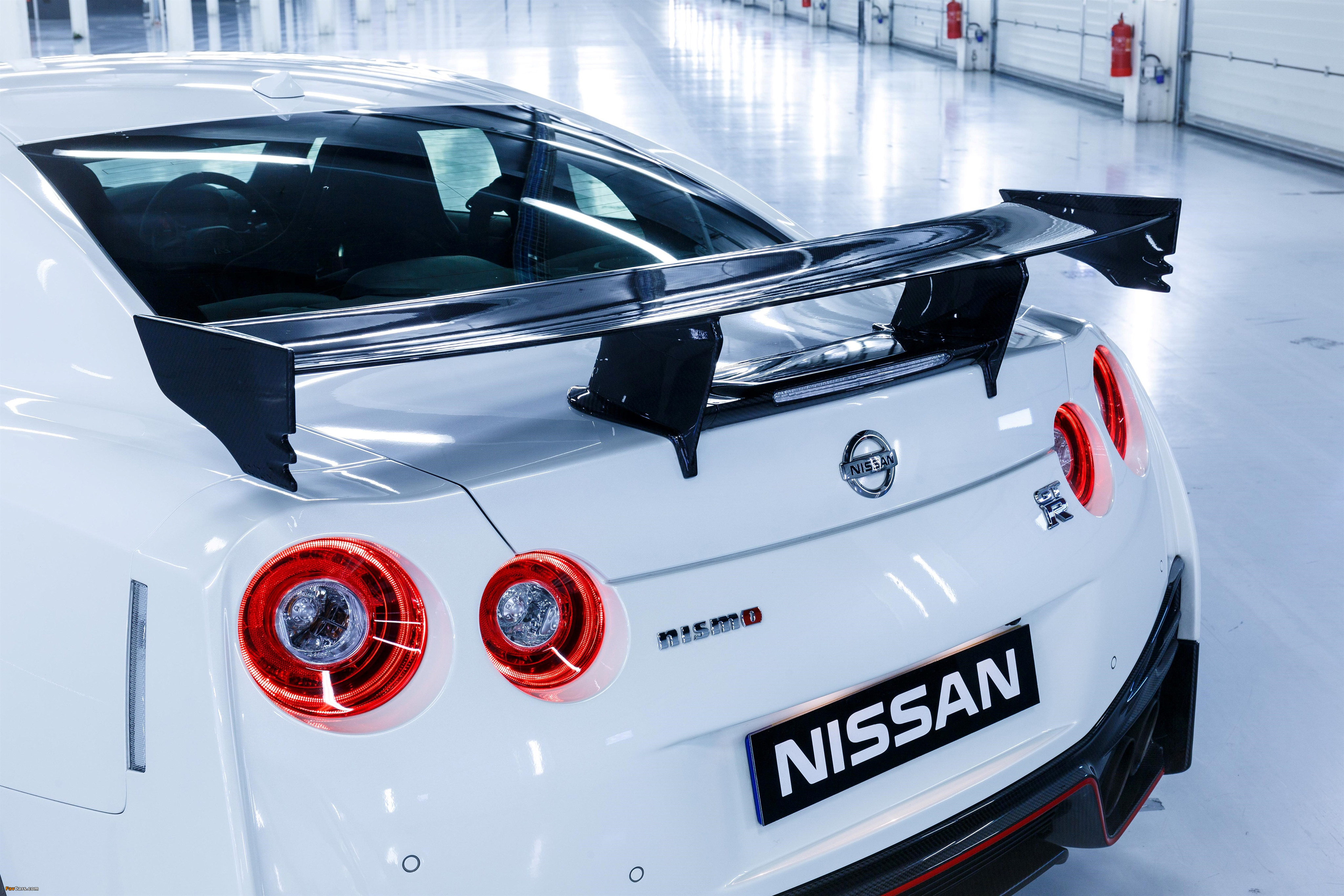 Nissan GT-R Nismo UK-spec (R35) 2017 wallpapers (4096 x 2731)