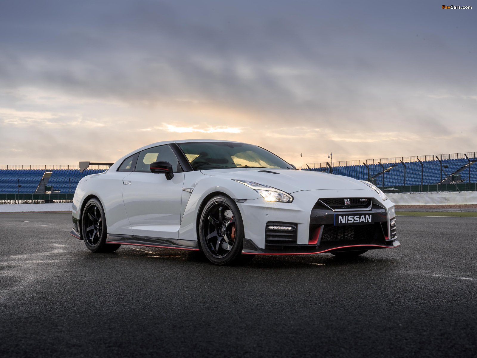 Nissan GT-R Nismo UK-spec (R35) 2017 wallpapers (1600 x 1200)