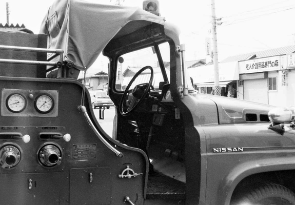 Nissan 680 Fire Truck photos