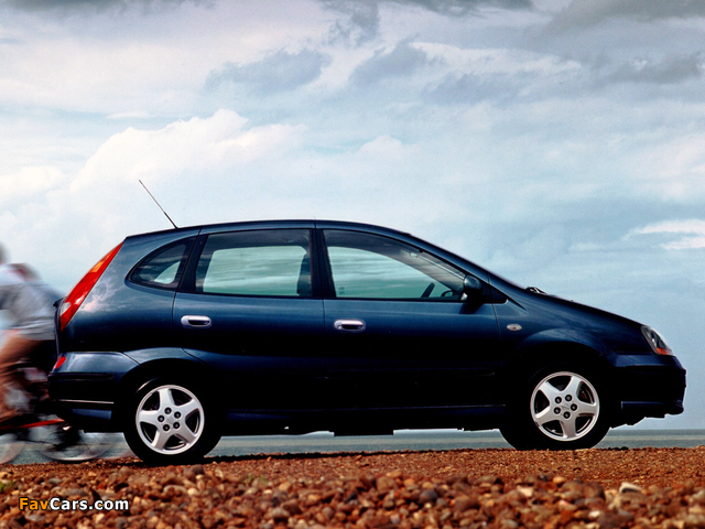 Nissan Almera Tino UK-spec (V10) 2000–06 images (640 x 480)