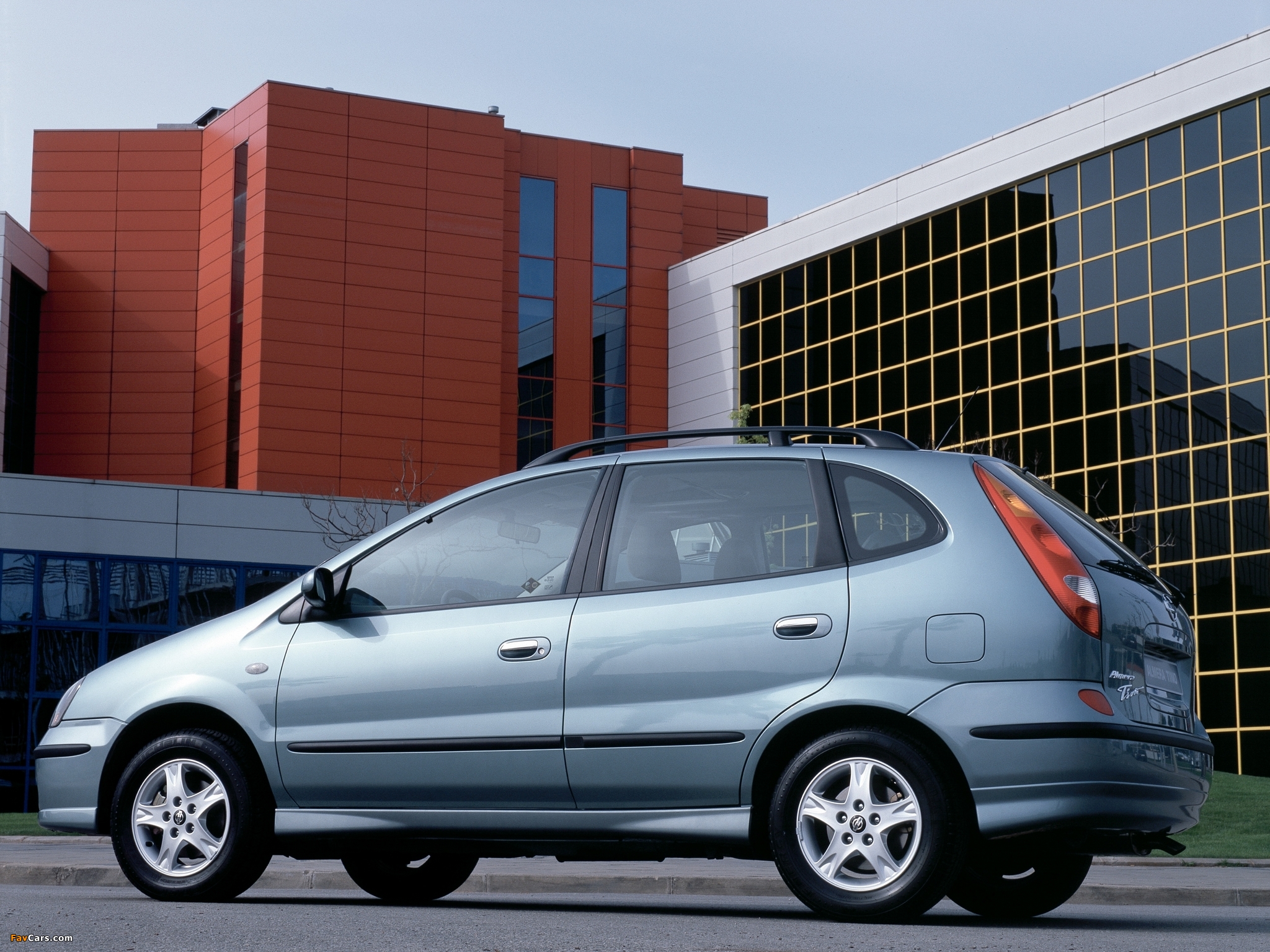 Photos of Nissan Almera Tino (V10) 2000–06 (2048 x 1536)