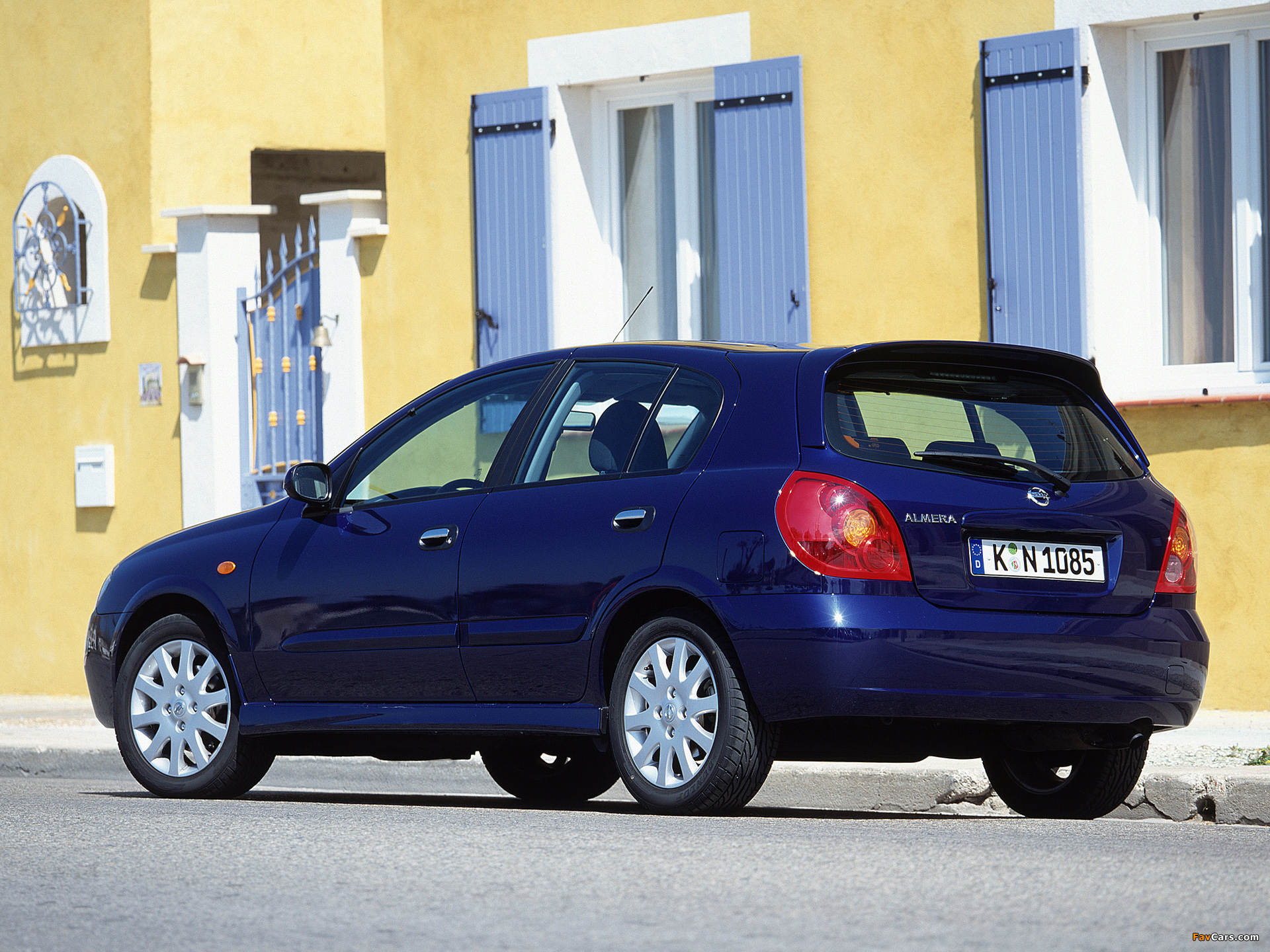 Images of Nissan Almera 5-door (N16) 2003–06 (1920 x 1440)