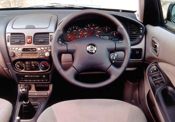 Nissan Almera 5-door UK-spec (N16) 2000–03 images