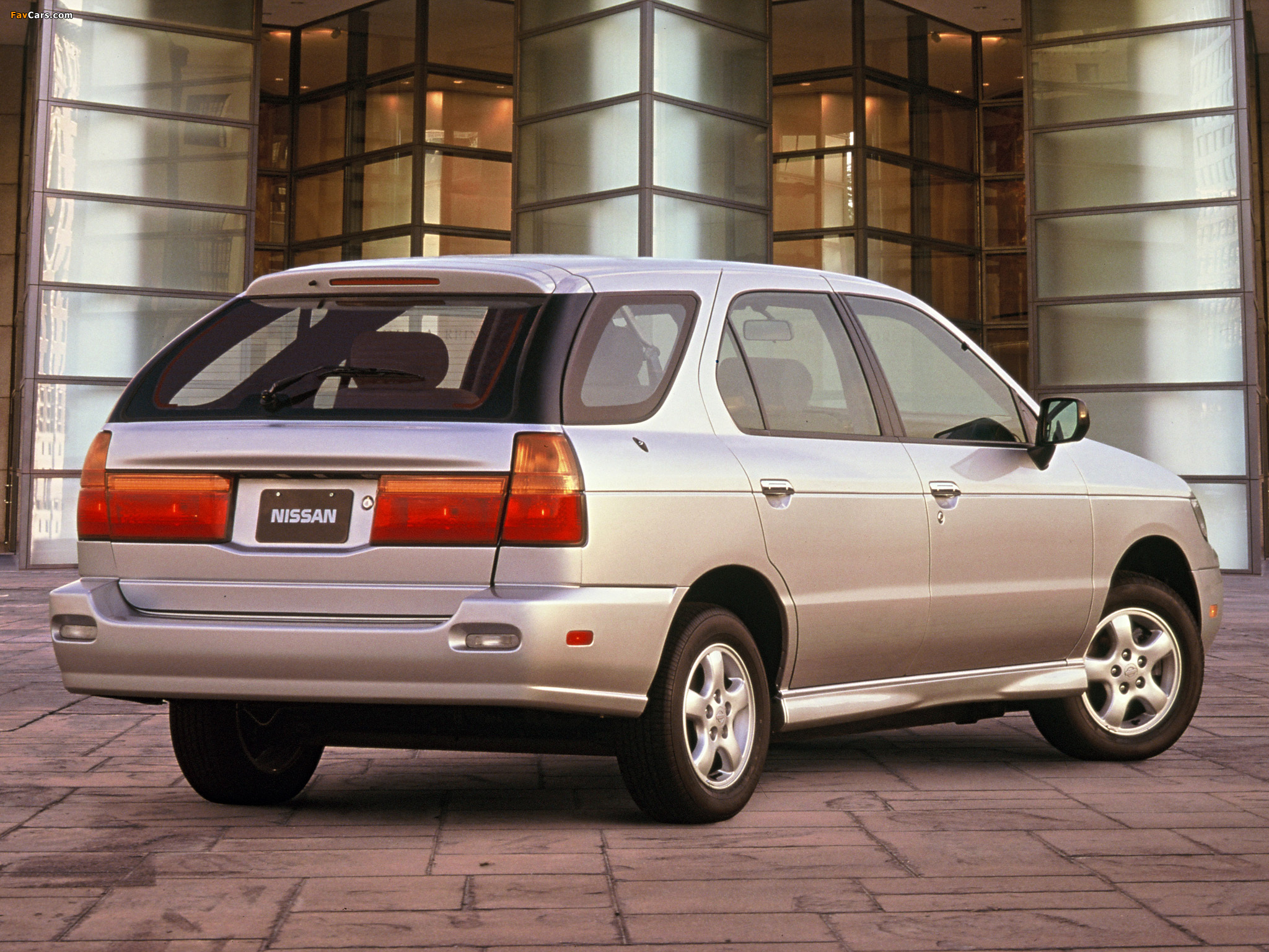 Photos of Nissan Altra EV 1998–2002 (2048 x 1536)