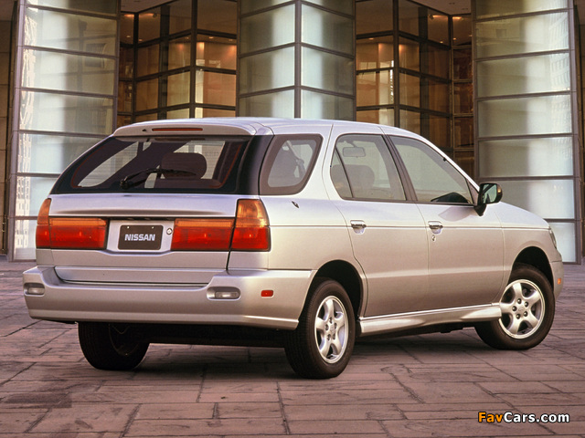 Photos of Nissan Altra EV 1998–2002 (640 x 480)