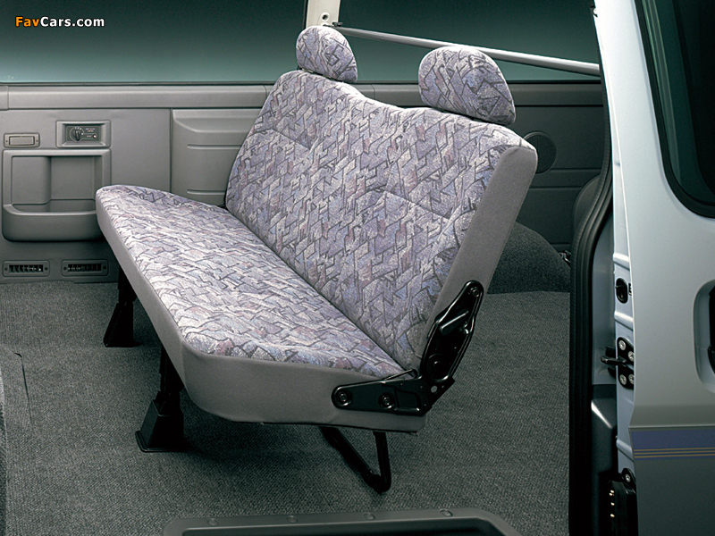 Pictures of Nissan Caravan (E25) 2001–05 (800 x 600)
