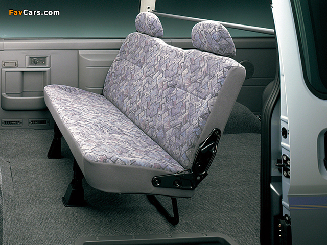 Pictures of Nissan Caravan (E25) 2001–05 (640 x 480)