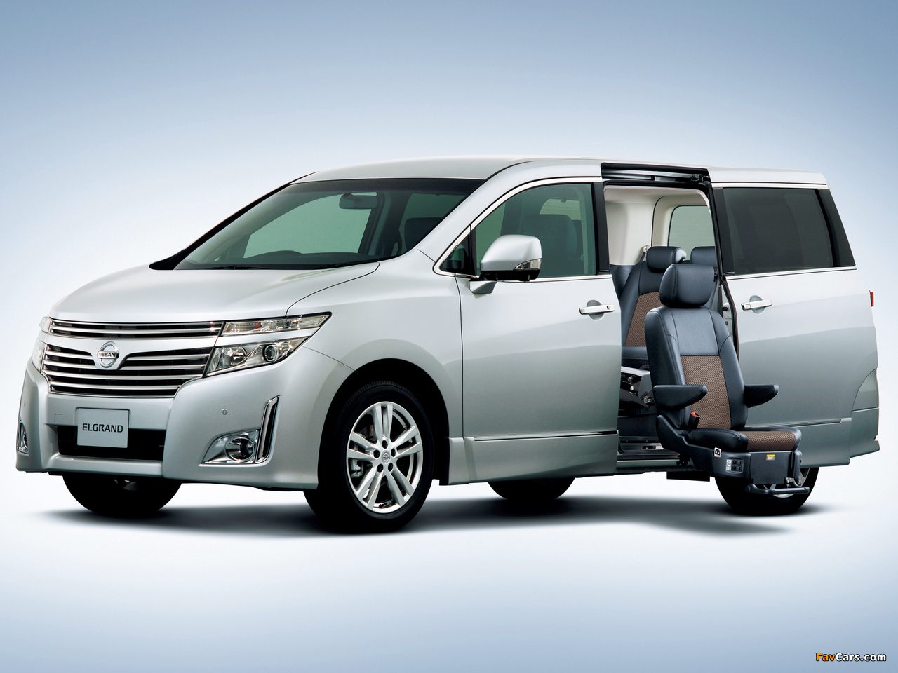 Images of Nissan Elgrand Highway Star (E52) 2010 (1280 x 960)