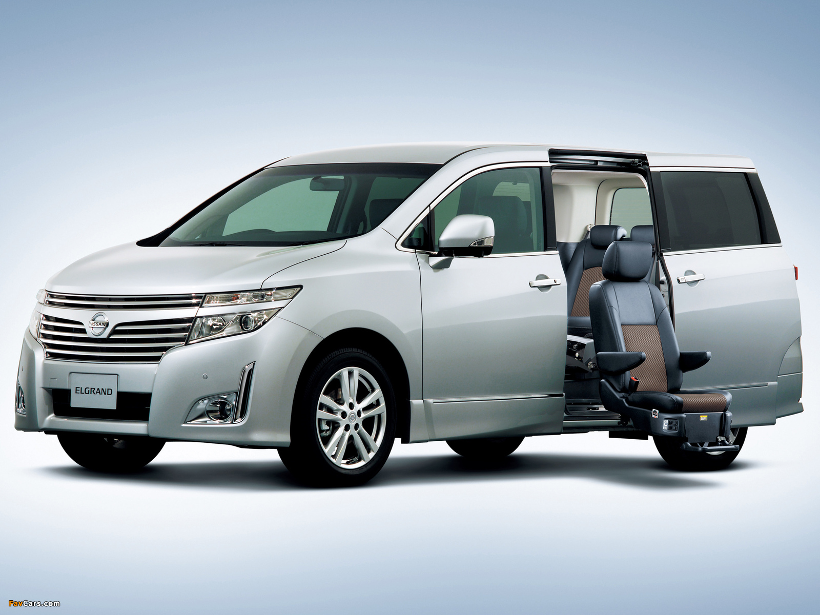 Images of Nissan Elgrand Highway Star (E52) 2010 (1600 x 1200)