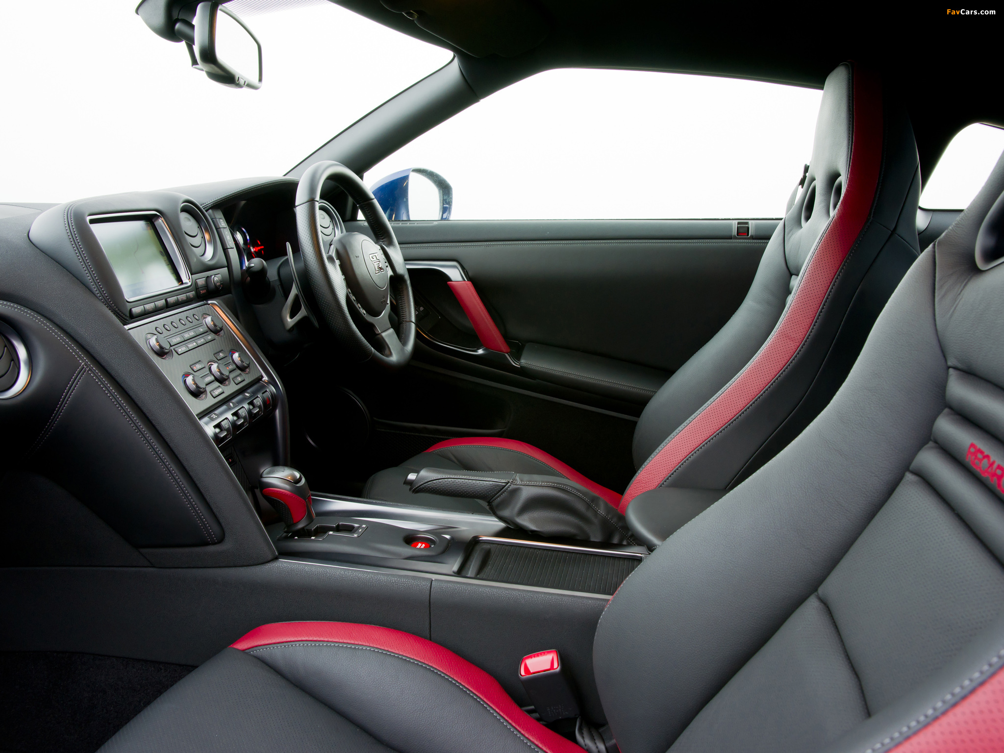 Images of Nissan GT-R Black Edition UK-spec (R35) 2010 (2048 x 1536)