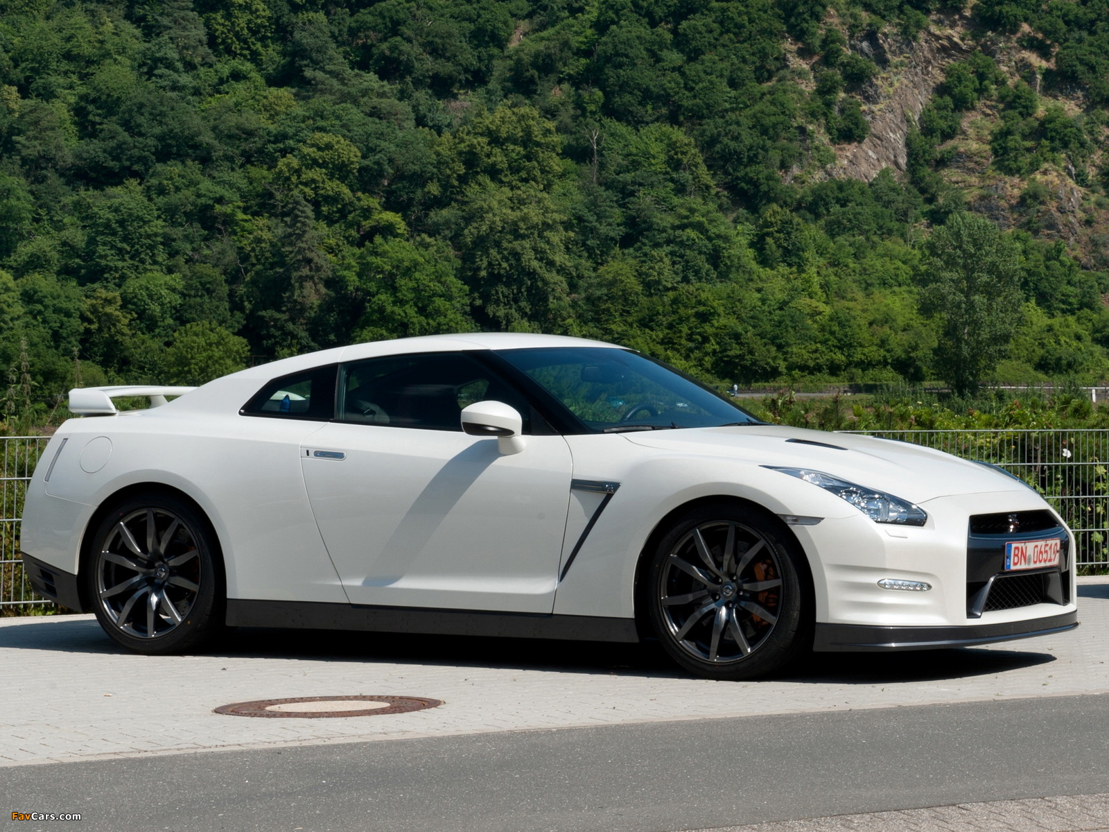 Images of Nissan GT-R Black Edition (R35) 2010 (1600 x 1200)