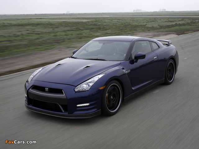 Images of Nissan GT-R Spec V US-spec (R35) 2010 (640 x 480)