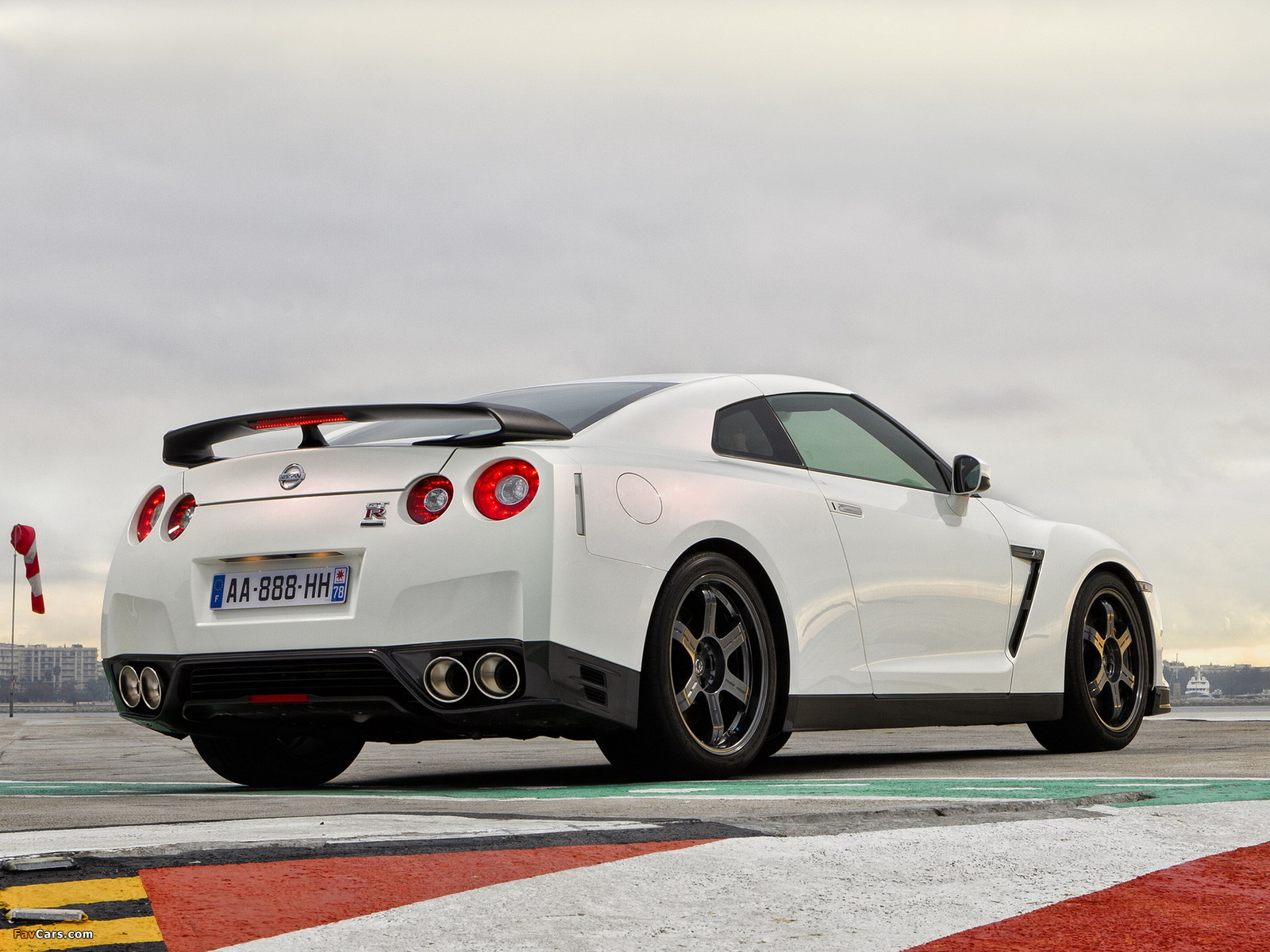 Images of Nissan GT-R Egoist (R35) 2011 (1600 x 1200)