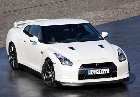 Nissan GT-R Black Edition 2008–10 pictures