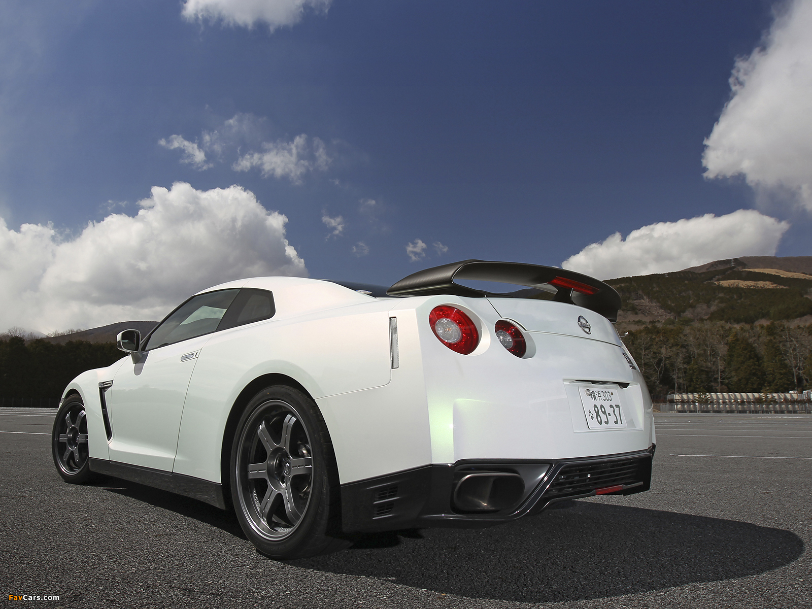 Nissan GT-R Egoist JP-spec (R35) 2010 pictures (1600 x 1200)