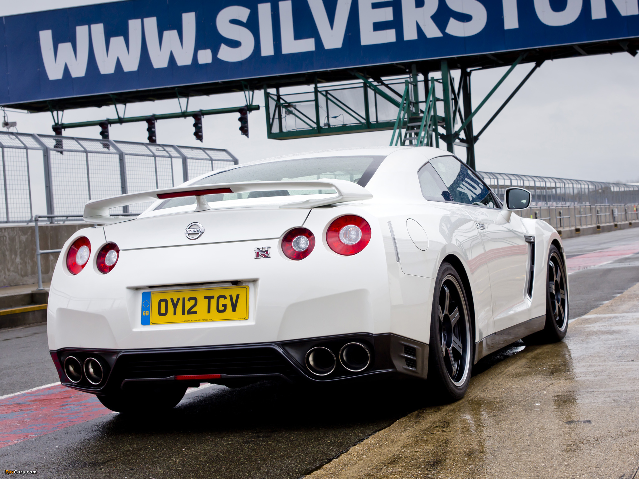 Nissan GT-R Pure Edition For Track Pack UK-spec (R35) 2012 photos (2048 x 1536)