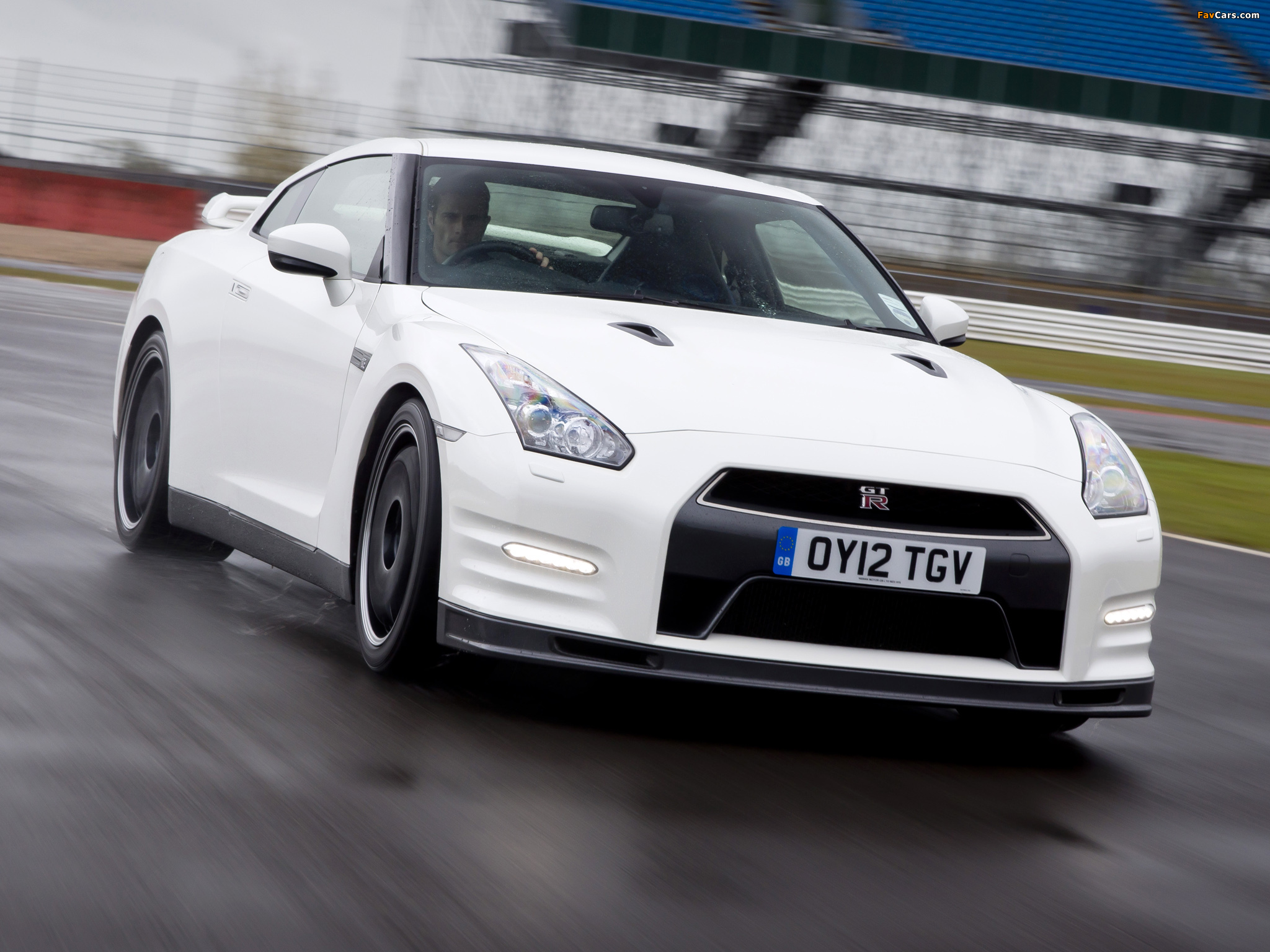 Nissan GT-R Pure Edition For Track Pack UK-spec (R35) 2012 pictures (2048 x 1536)
