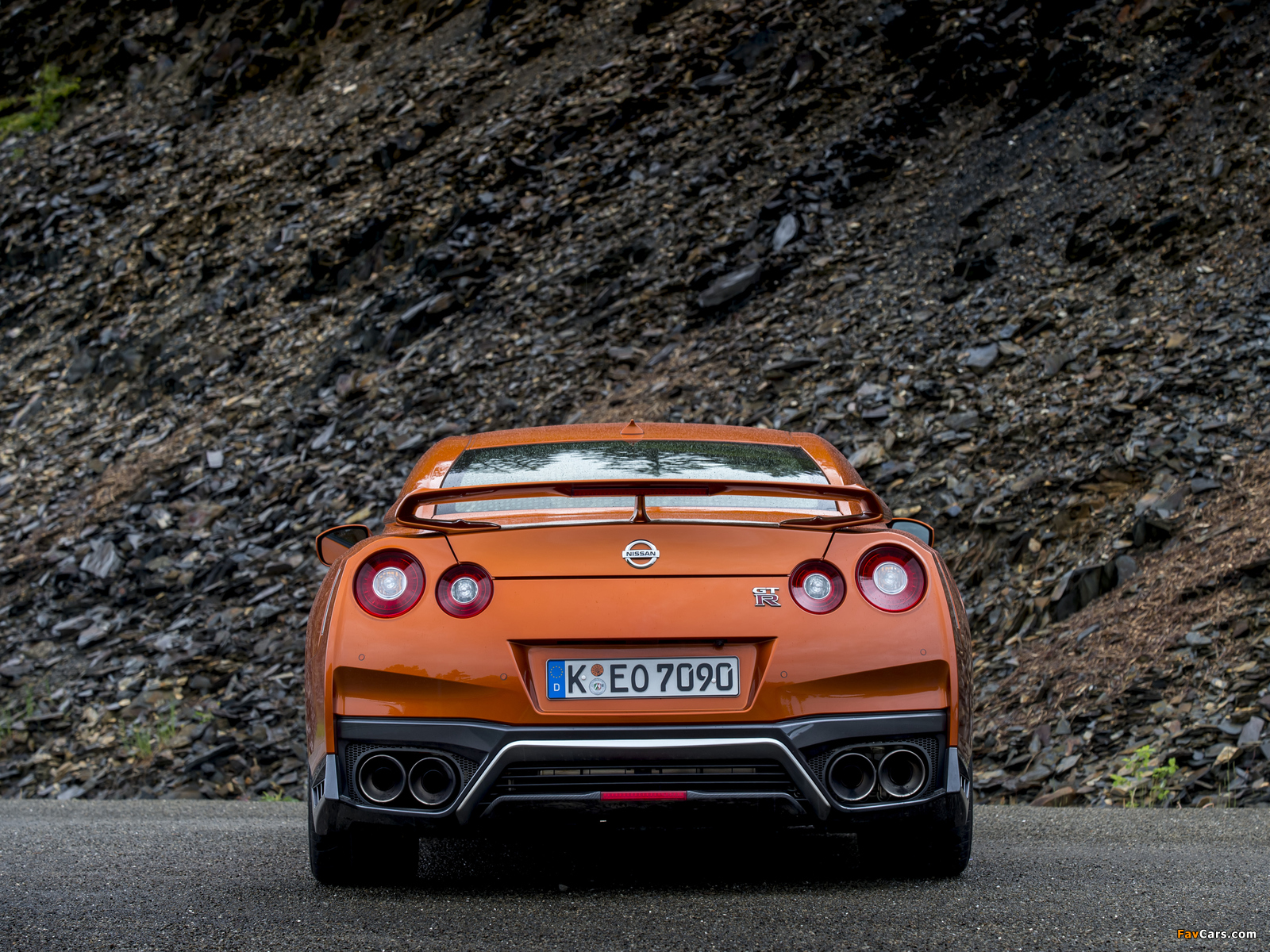 Nissan GT-R (R35) 2016 wallpapers (1600 x 1200)