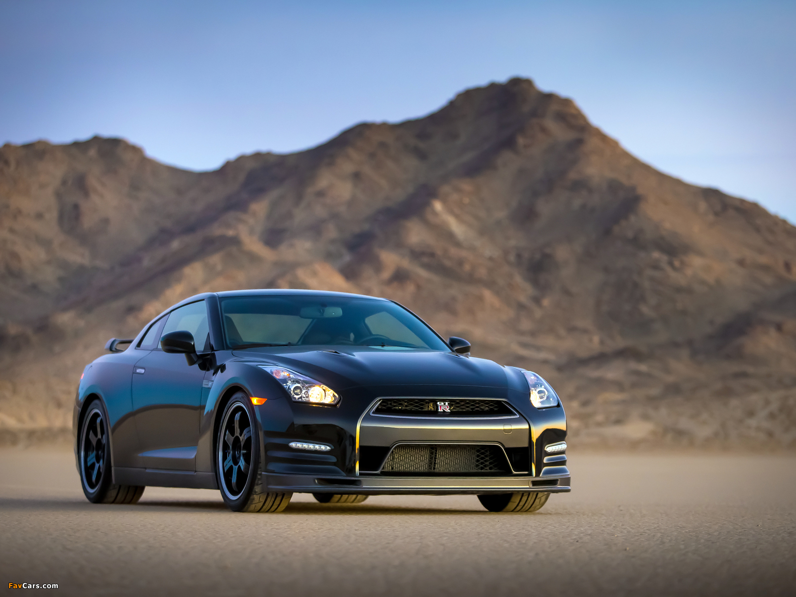 Photos of Nissan GT-R Track Edition 2013 (1600 x 1200)