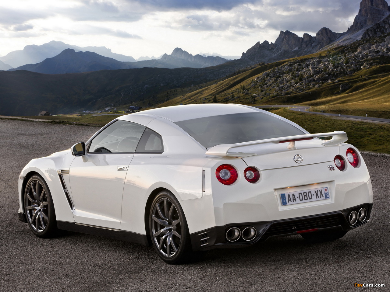 Nissan GT-R Black Edition (R35) 2010 wallpapers (1280 x 960)