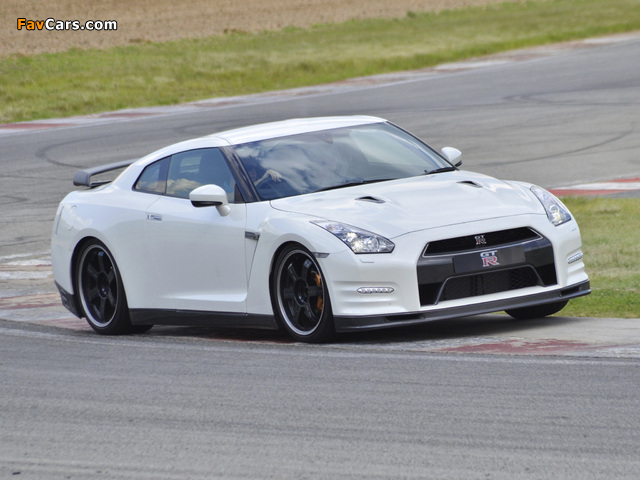 Nissan GT-R Egoist ZA-spec (R35) 2011 wallpapers (640 x 480)