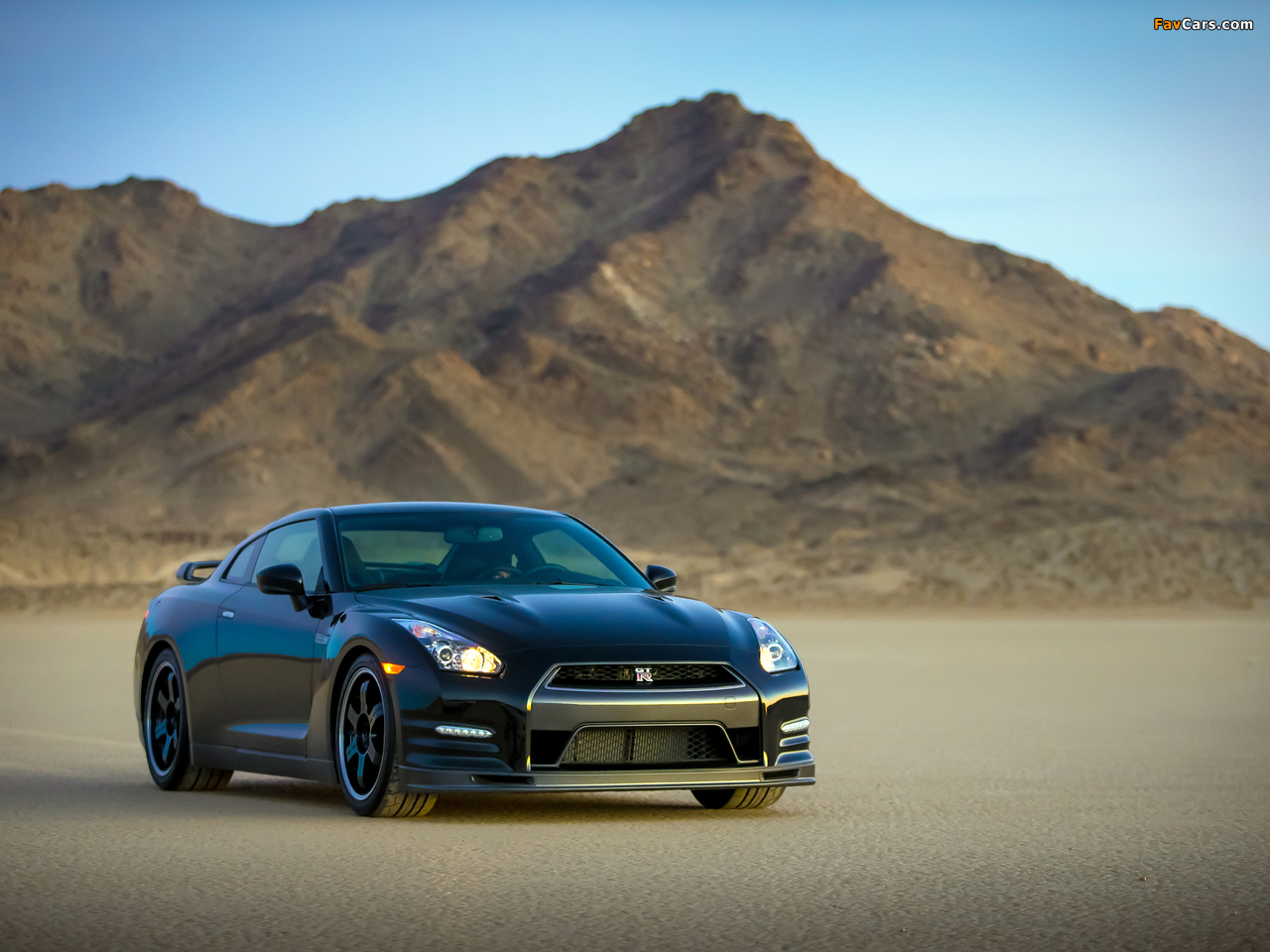 Nissan GT-R Track Edition 2013 wallpapers (1280 x 960)