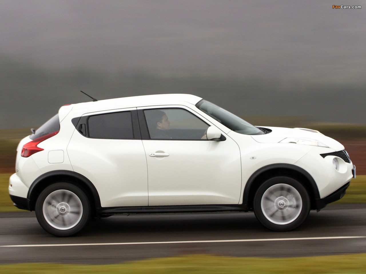 Nissan Juke UK-spec (YF15) 2010 wallpapers (1280 x 960)