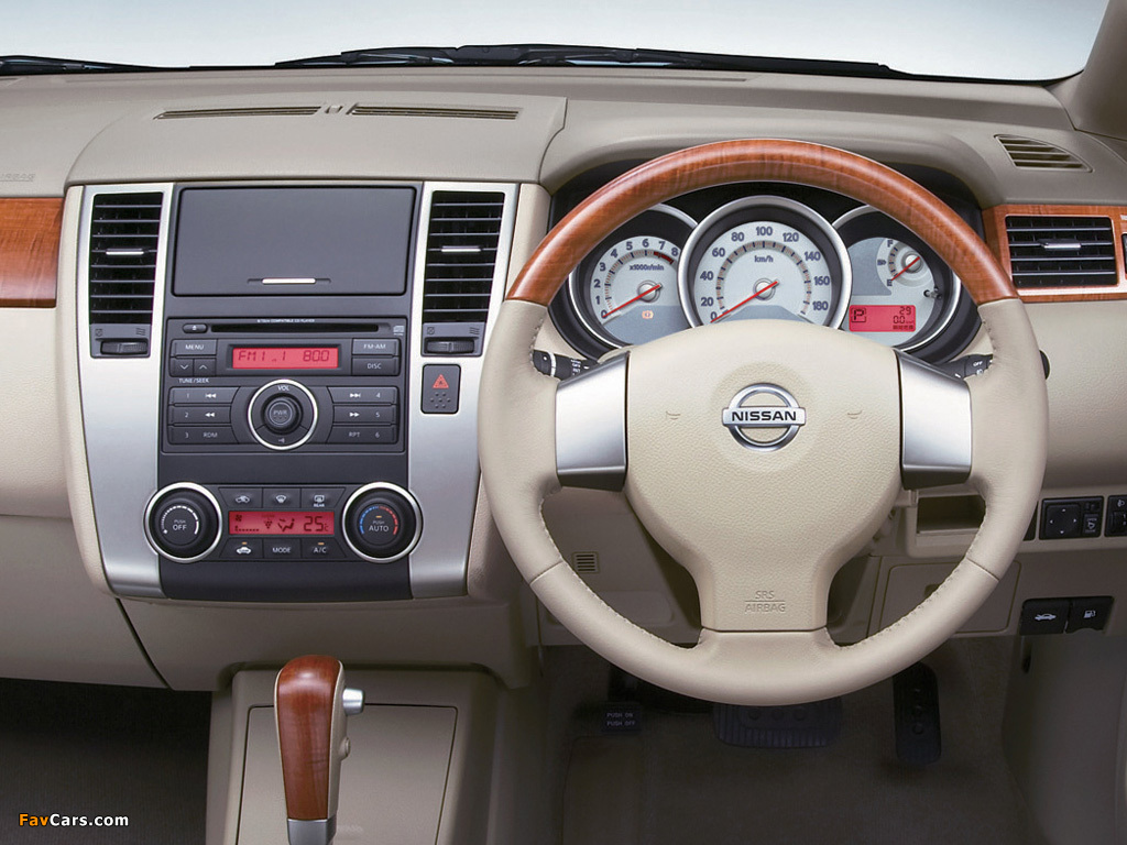 Images of Nissan Tiida Latio JP-spec (SC11) 2008–12 (1024 x 768)