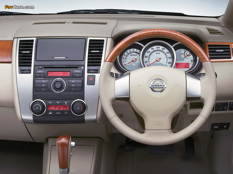 Images of Nissan Tiida Latio JP-spec (SC11) 2008–12 (800 x 600)