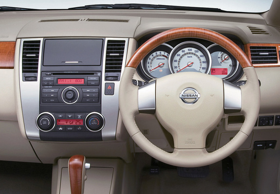 Images of Nissan Tiida Latio JP-spec (SC11) 2008–12