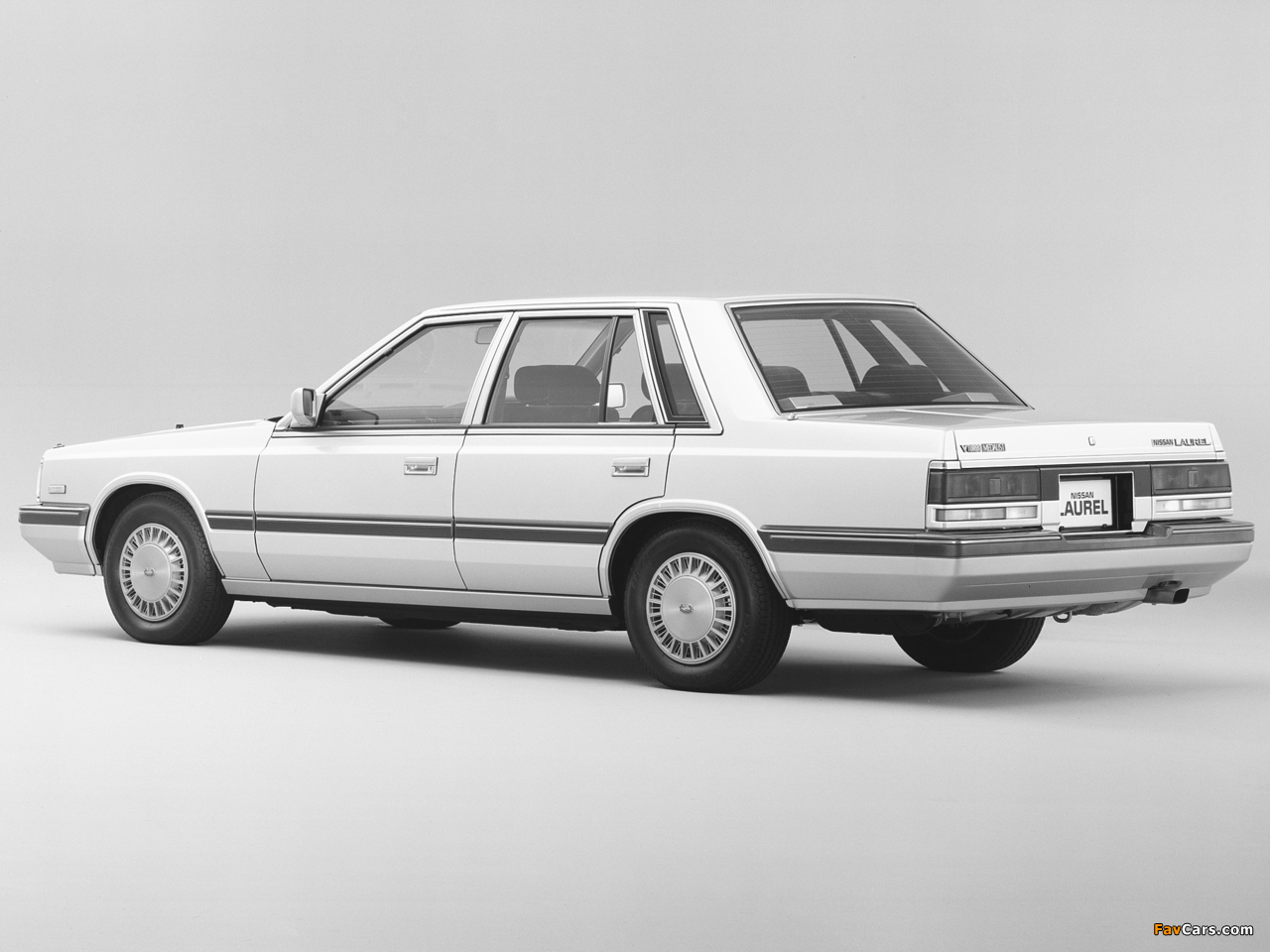 Nissan Laurel Sedan (C32) 1984–86 pictures (1280 x 960)