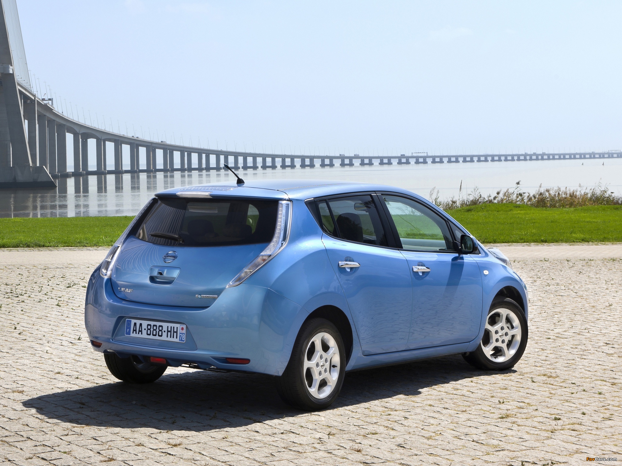 Nissan Leaf 2010 wallpapers (2048 x 1536)