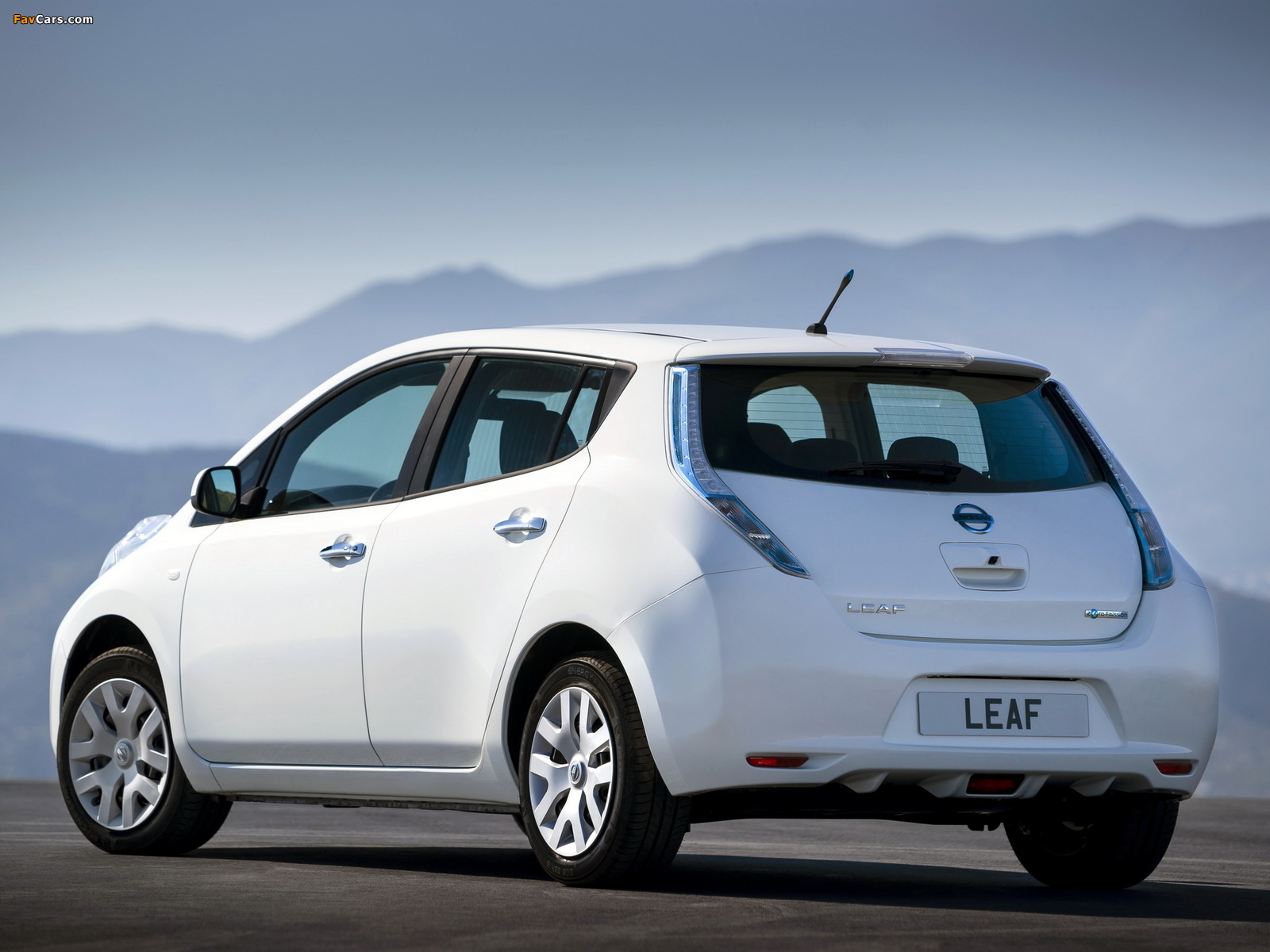 Nissan Leaf 2013 wallpapers (1600 x 1200)