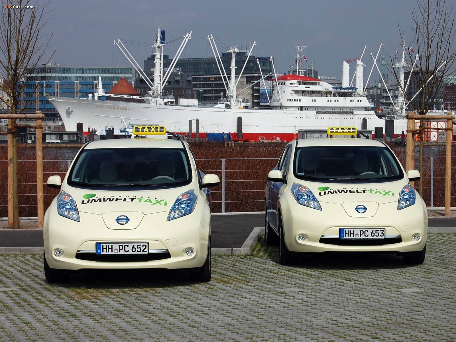 Nissan Leaf Taxi 2013 wallpapers (1600 x 1200)