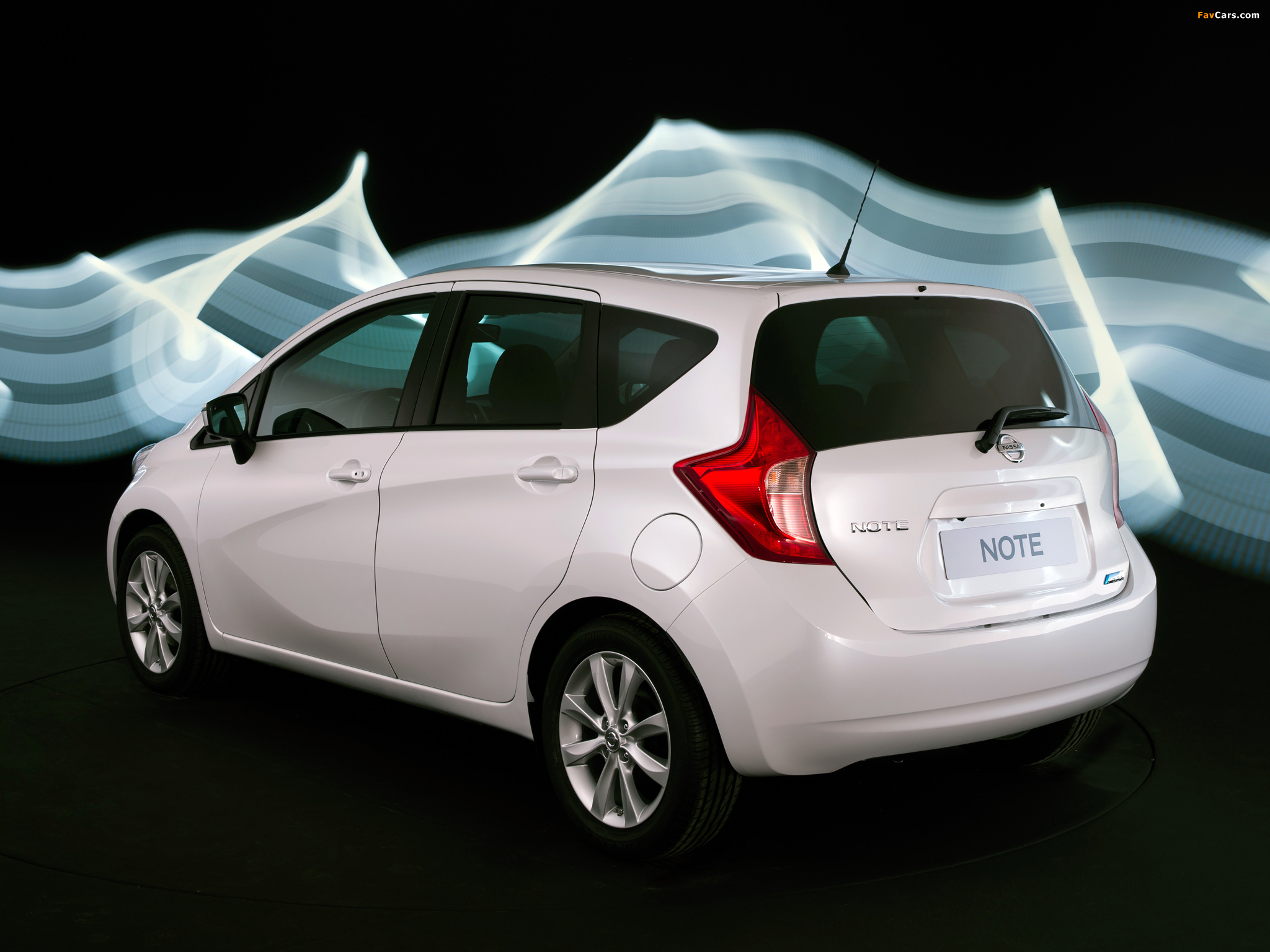 Nissan Note (E12) 2013 wallpapers (2048 x 1536)