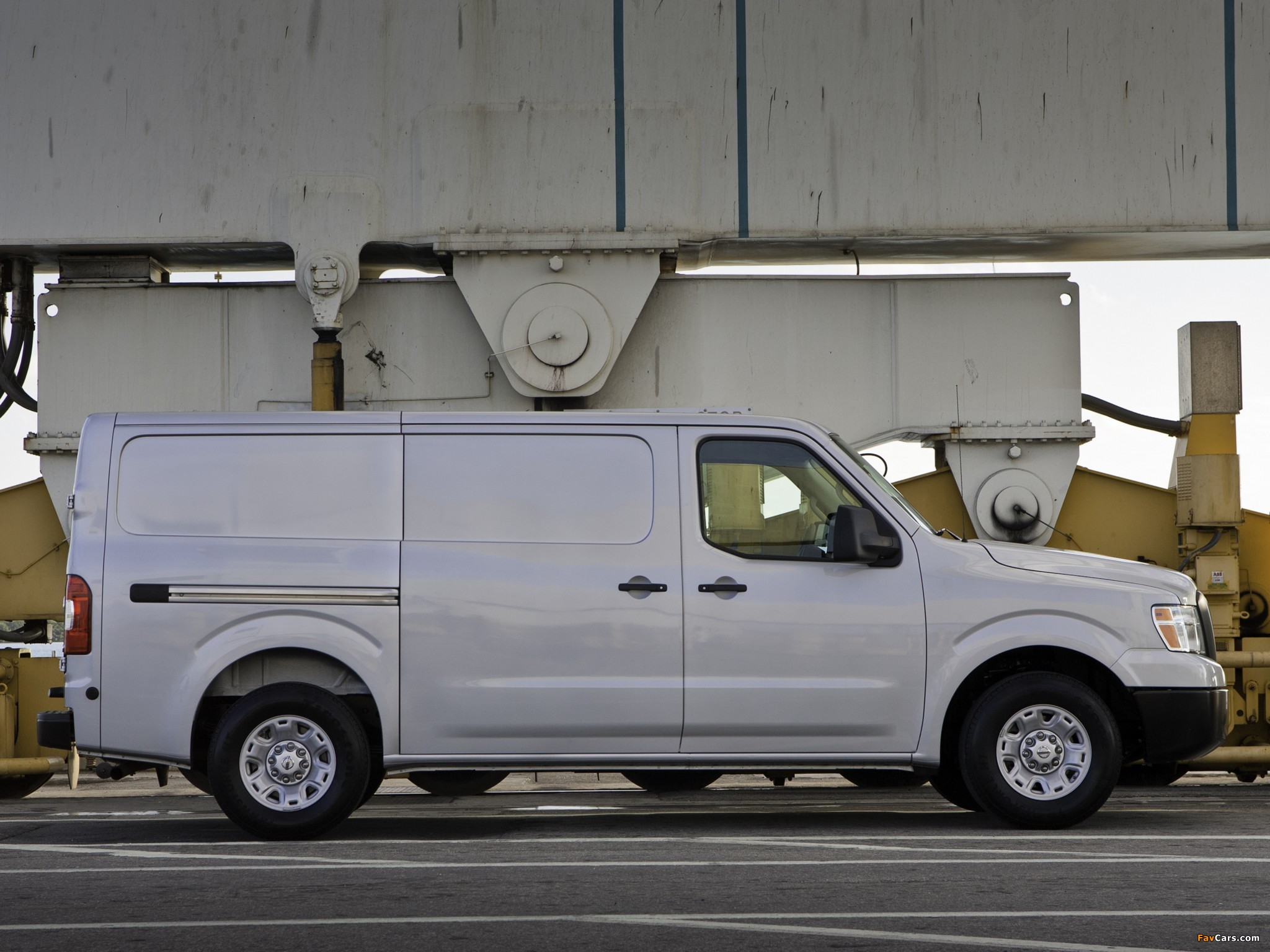 Pictures of Nissan NV3500 HD Standard Roof 2010 (2048 x 1536)