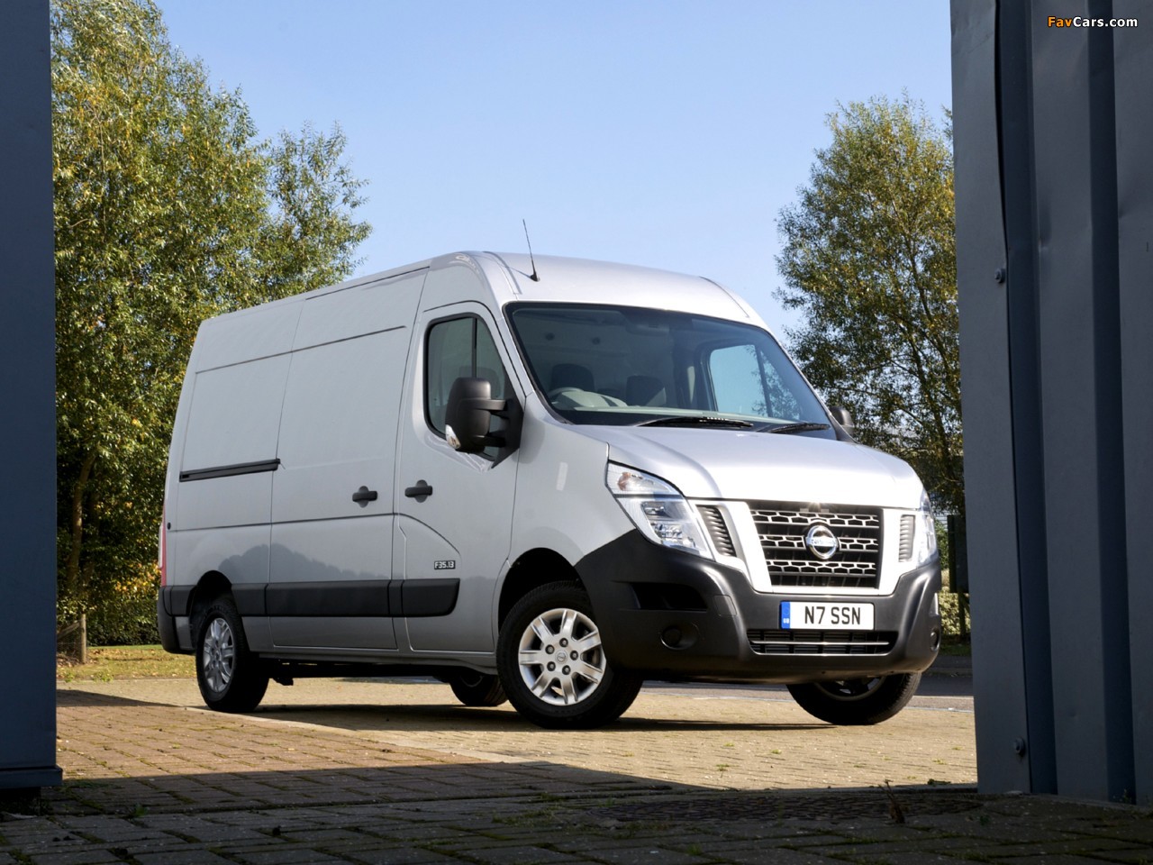 Nissan NV400 High Roof Van UK-spec 2010 images (1280 x 960)