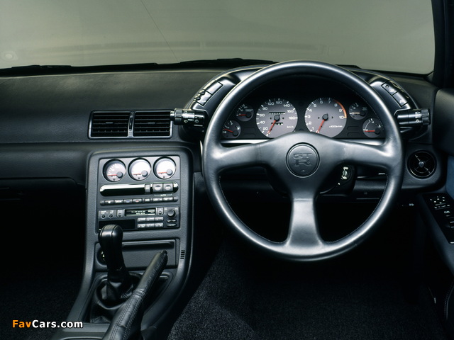 Pictures of Nissan Skyline GT-R V-spec (BNR32) 1993–94 (640 x 480)